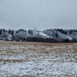 Výhled na zasněžený Kozákov od Panorama Kozákov