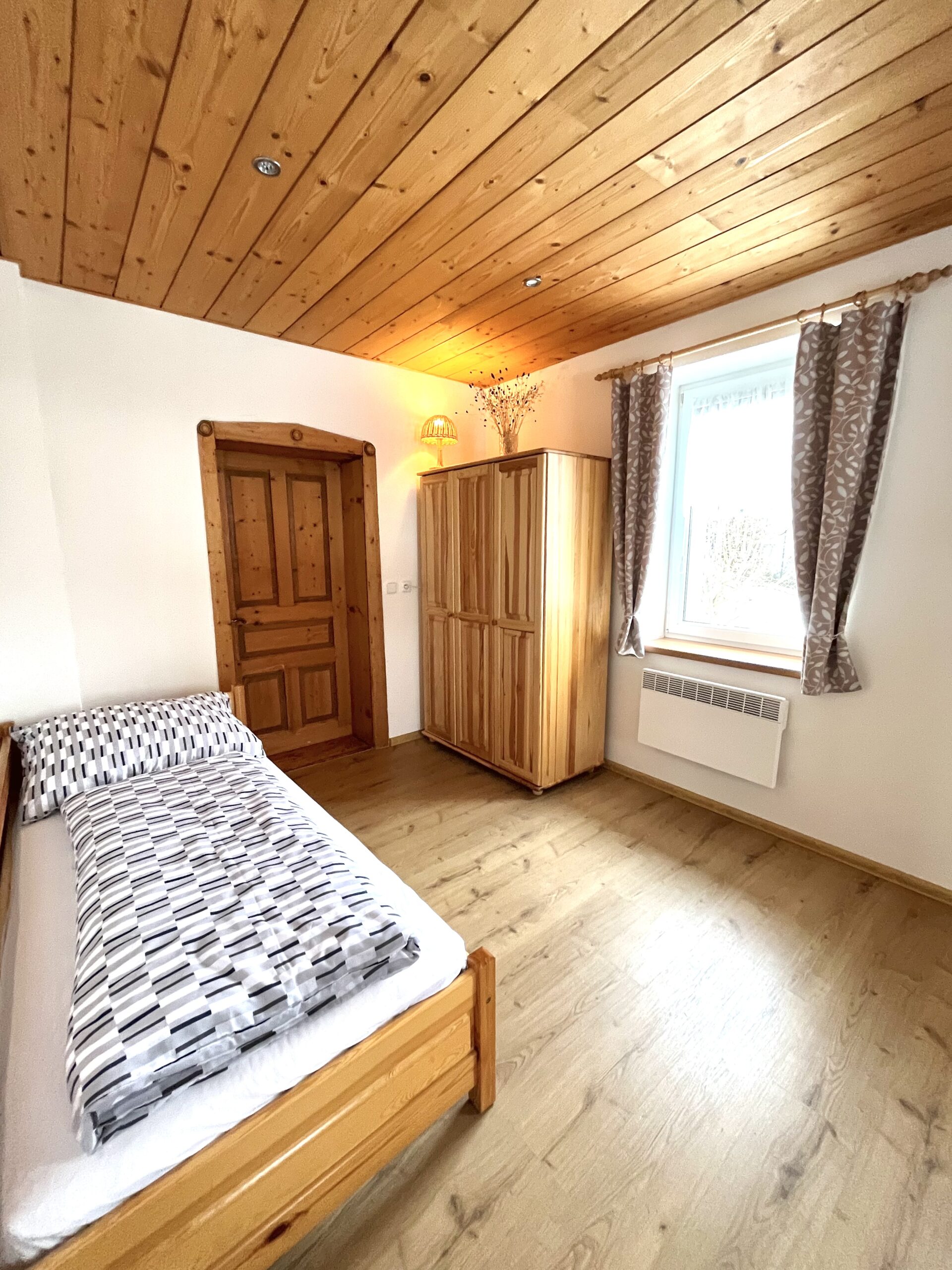 Ložnice se skříní na Panorama Kozákov
